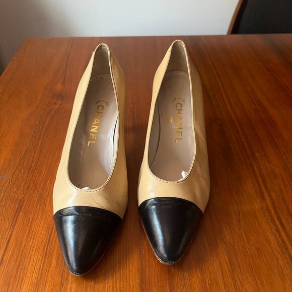 Vintage CHANEL two tone pump Size 38 - Picture 2 of 5